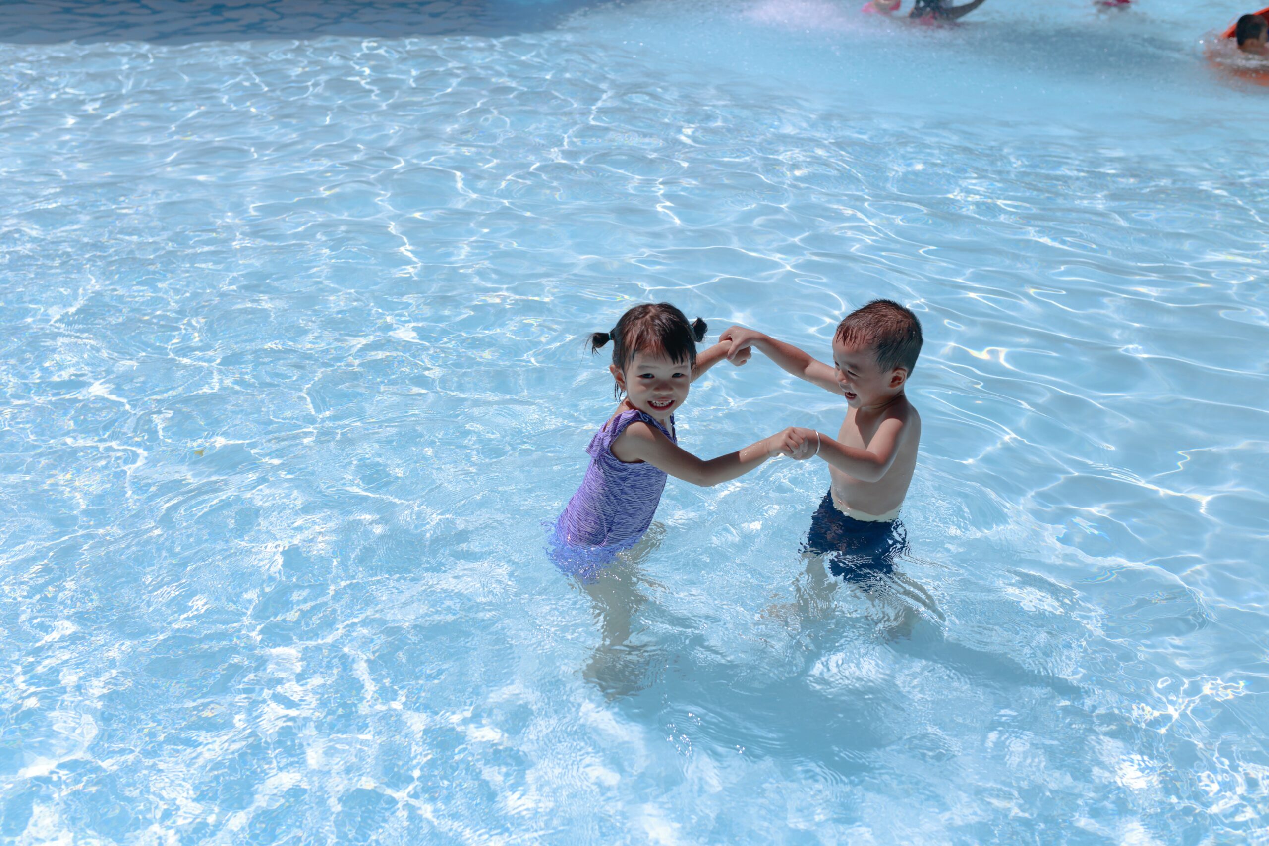 水遊びをする二人の子供